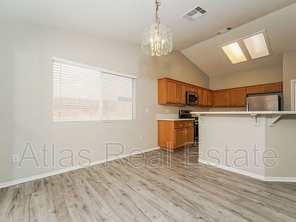 5th image of 128 Honey Locust Dr