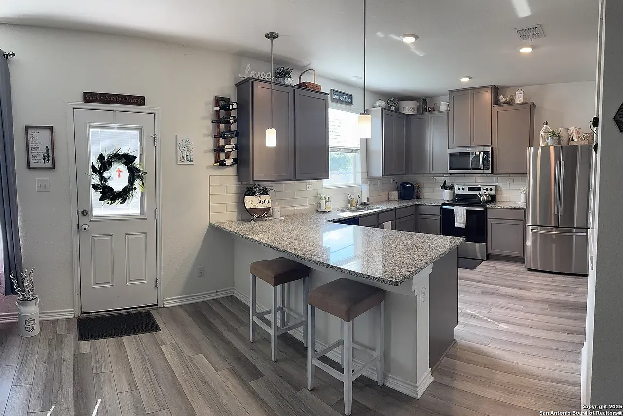 3 bed, 2.5 bath, 2088 sqft, $1,900 — Photo 2