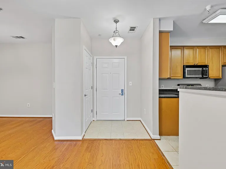 801 S Greenbrier St #215 — Photo 2