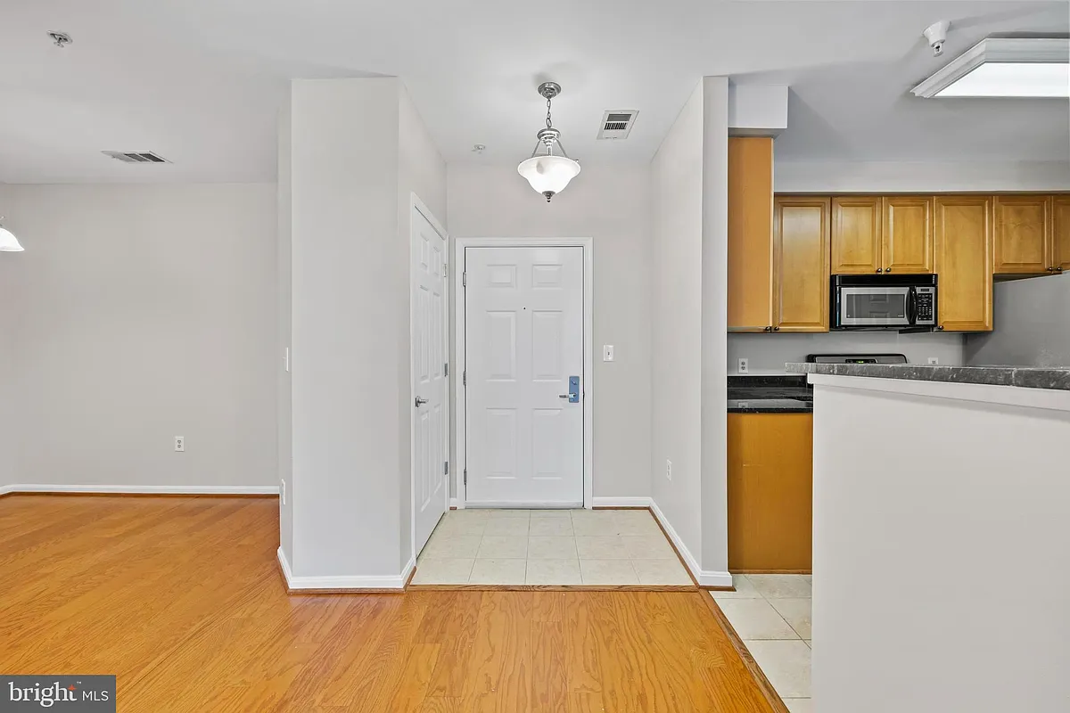 Building Photo - 801 S Greenbrier St #215