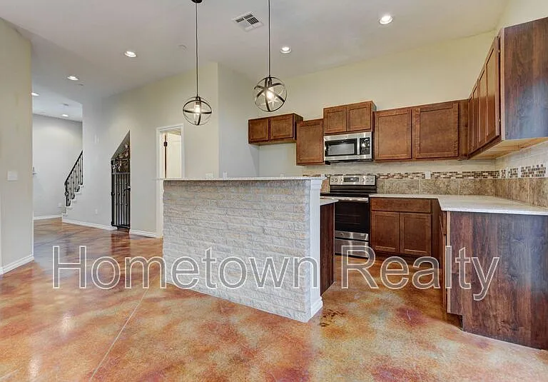 463 S Fretz Ave — Photo 4