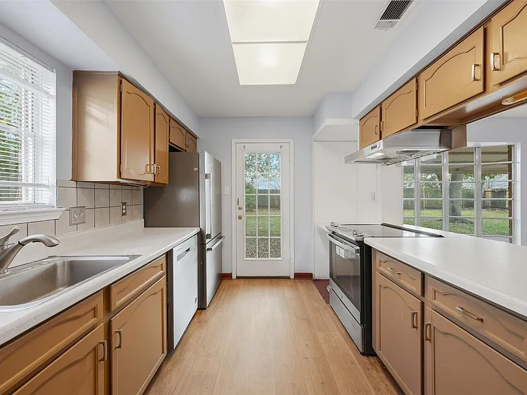 7015 Pella Dr — Photo 11