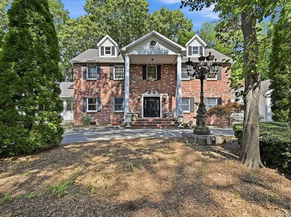 48 Private Road, Calverton, NY 11933