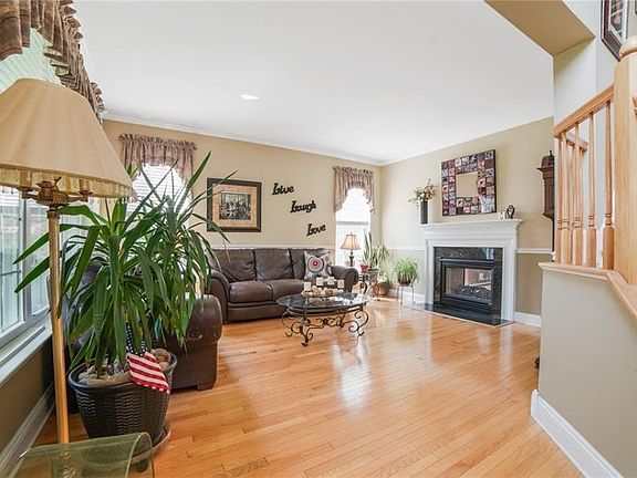 2nd image of 11 Paisley Ct #1