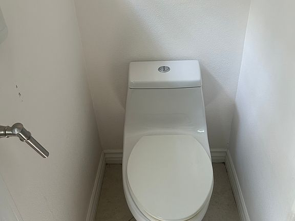 5th image of 22401 Oxnard St Unit A