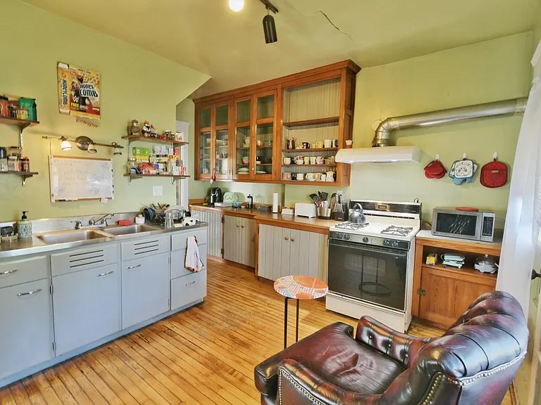 2282 Grandview Ave — Photo 6
