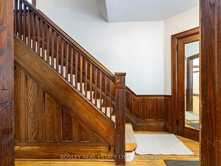 88 Manor Rd E — Photo 3