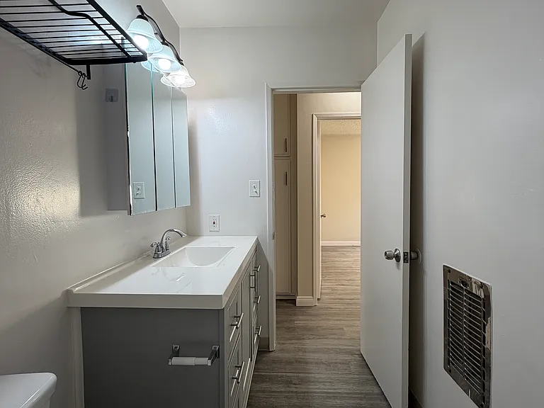 1104 S Marengo Ave #B — Photo 10