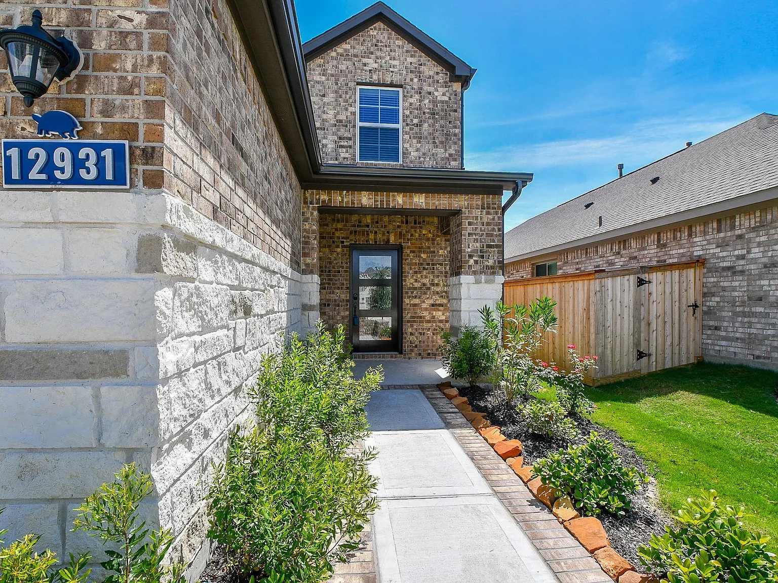 4 bed, 2.5 bath, 2003 sqft, $2,750 — Photo 3