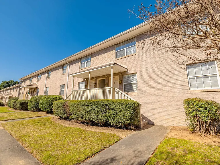 Peachtree Hills Court | Where Atlanta's Energy Meets Timeless Charm — Photo 21