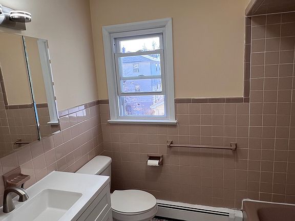 5th image of 372 Gilbert Ave #2