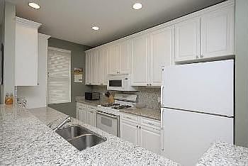 3rd image of 3918 N Greenview Ave #P10