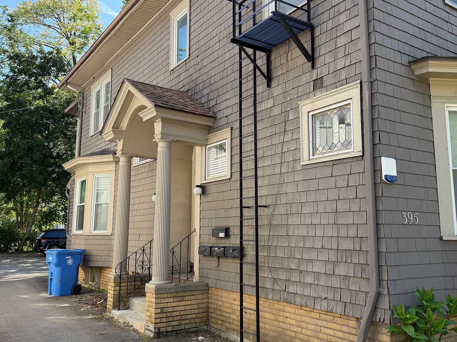 3 bed, 2.5 bath, $2,100 — Photo 2