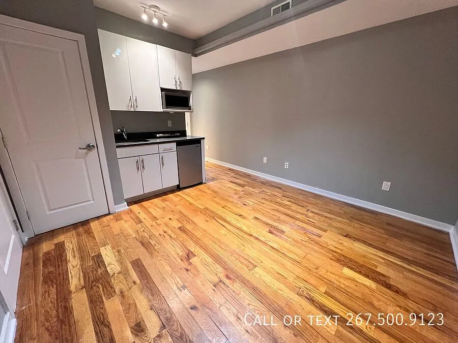 Cozy studio close to school. January, 2027 FREE! — Photo 4