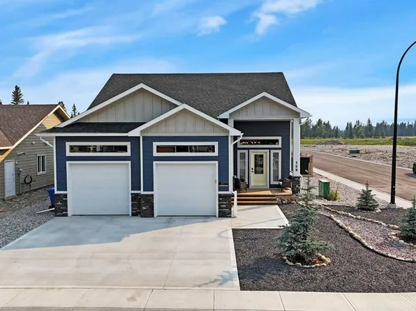 729 N 5th St SW, Sundre, AB T0M 1X0