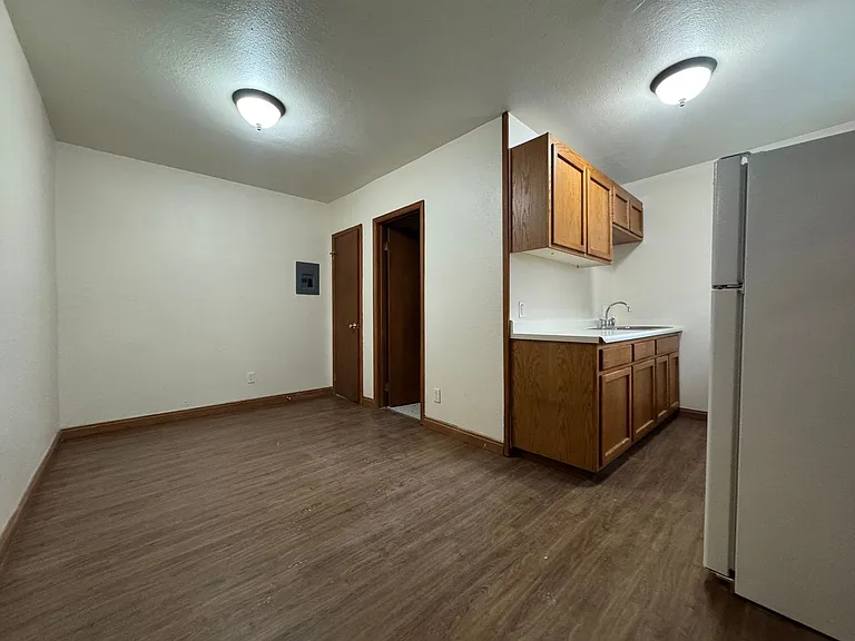 Regis Apartments — Photo 13