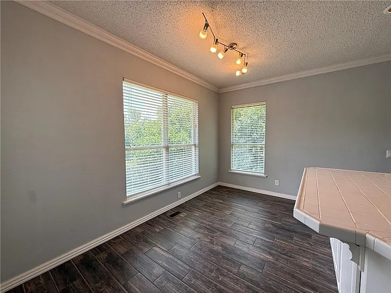18033 Broadview — Photo 8
