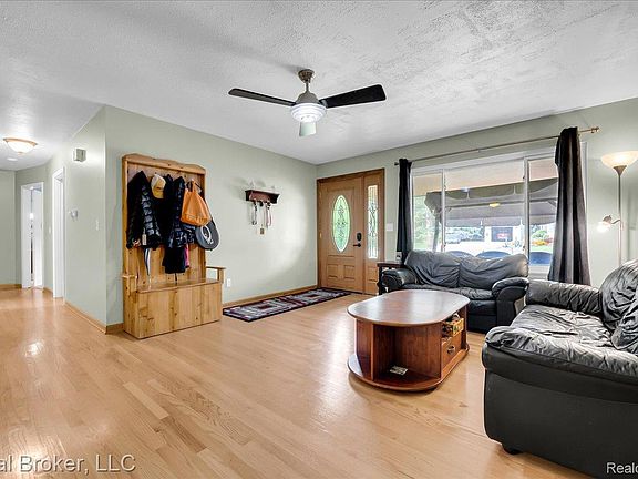 4th image of 5214 Daniels Dr