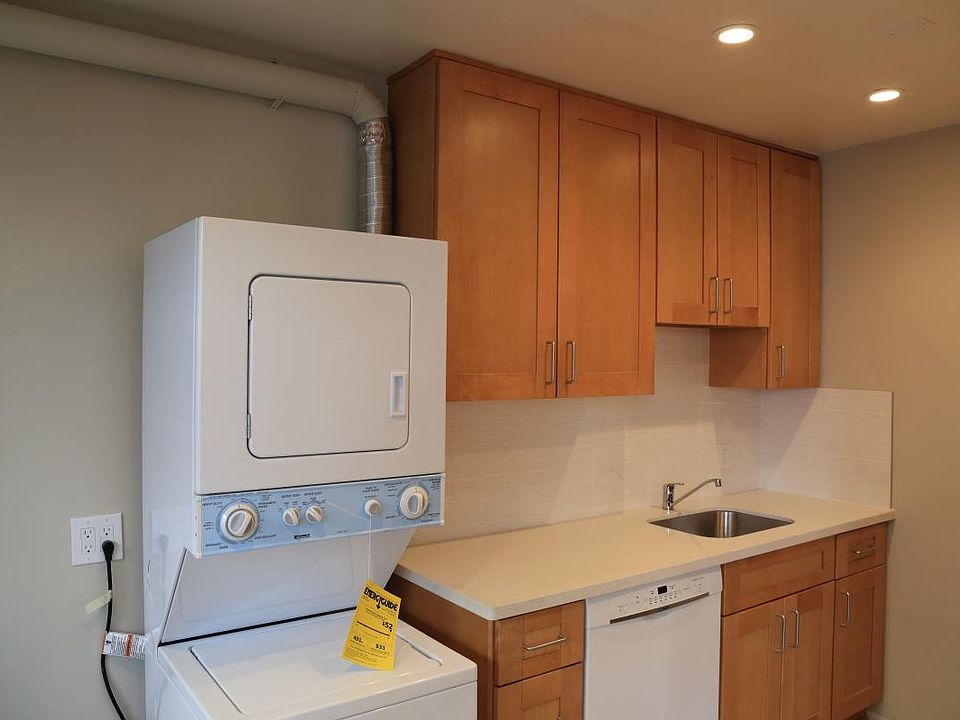 Kitchen / W/D area