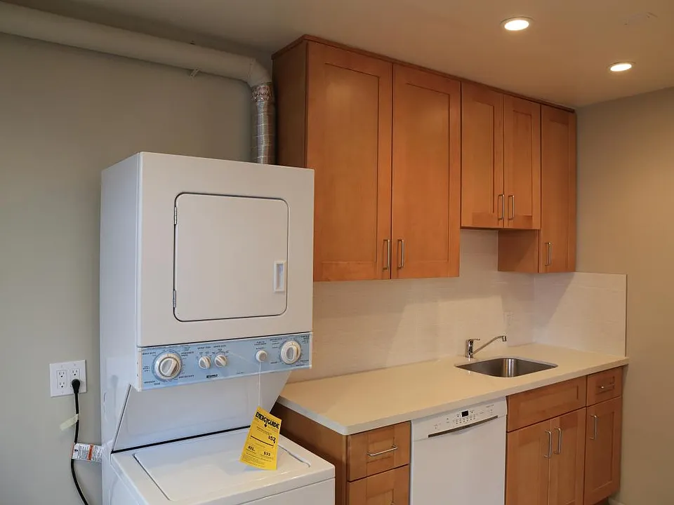 Kitchen / W/D area