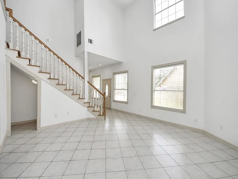 10535 Emnora Ln — Photo 7