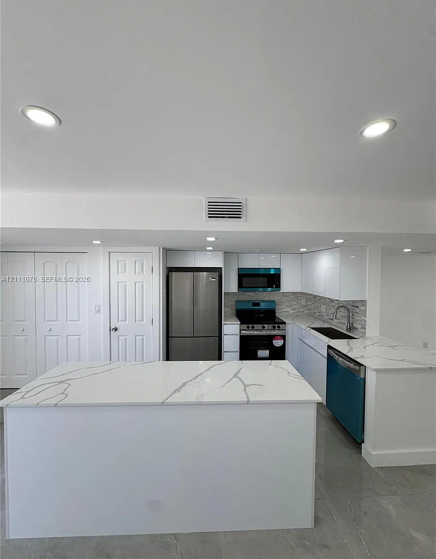Venetian Park I Condo — Photo 2
