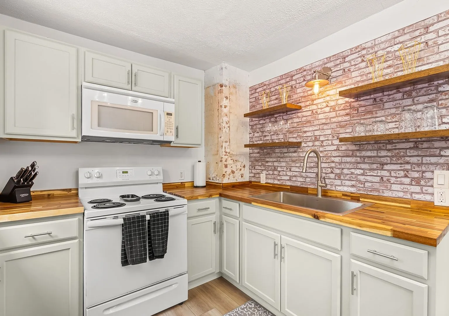 Charming 2BR Cottage in Durham — Photo 1