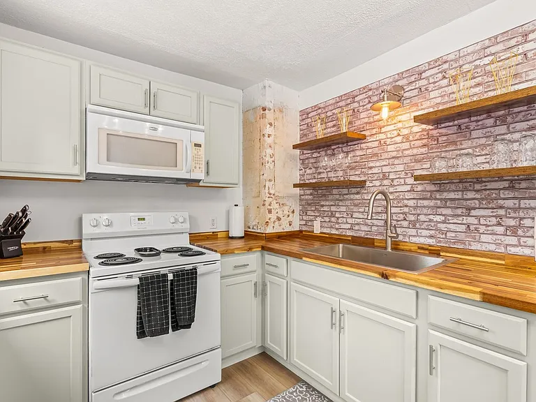 206 E Geer St #A — Photo 2