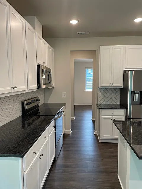 4 bed, 2.5 bath, 2788 sqft, $2,700 — Photo 3
