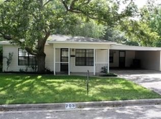 703 N Market St, Hallettsville, TX 77964
