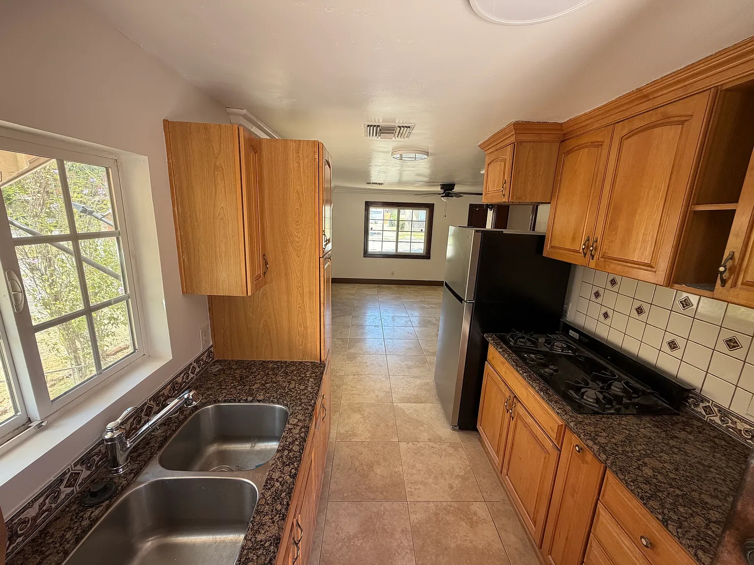 2 bed, 729 sqft, $2,200 — Photo 2