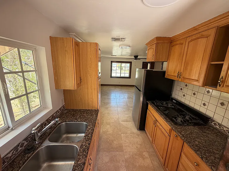 625 W 28th St — Photo 2