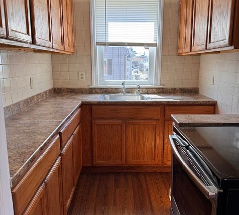 2nd image of 33 Potter St #31