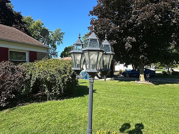 3rd image of 10 Oakwood Dr