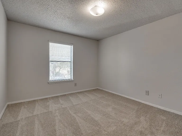 Quail Hollow Apartments — Photo 25