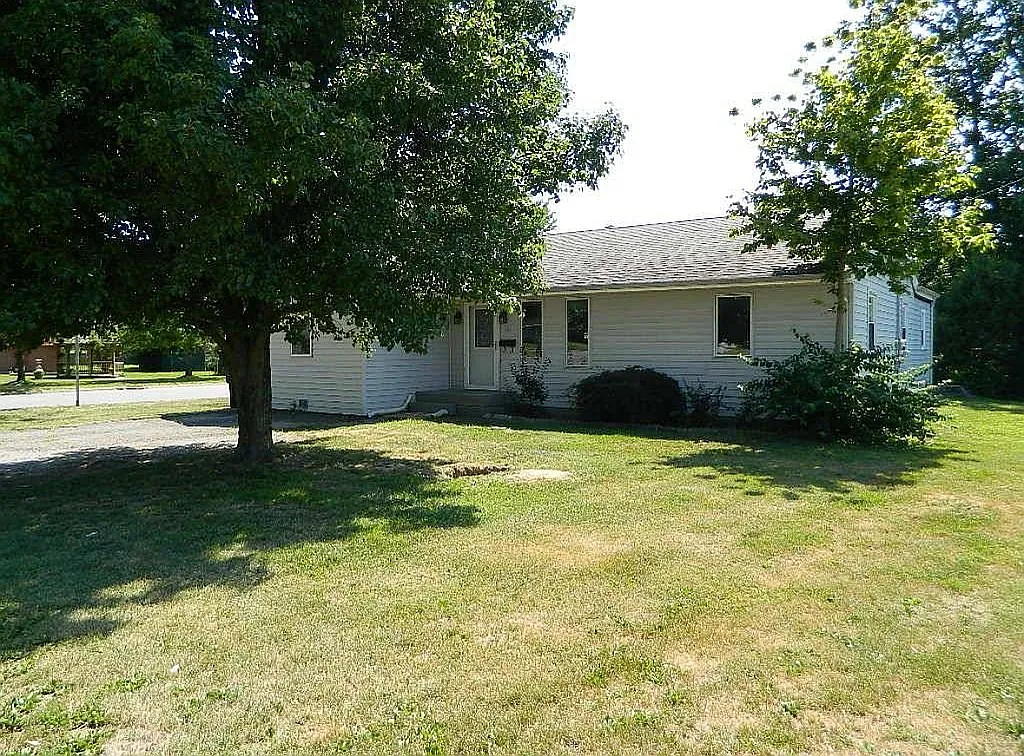 107 Clarence Ave photo 1