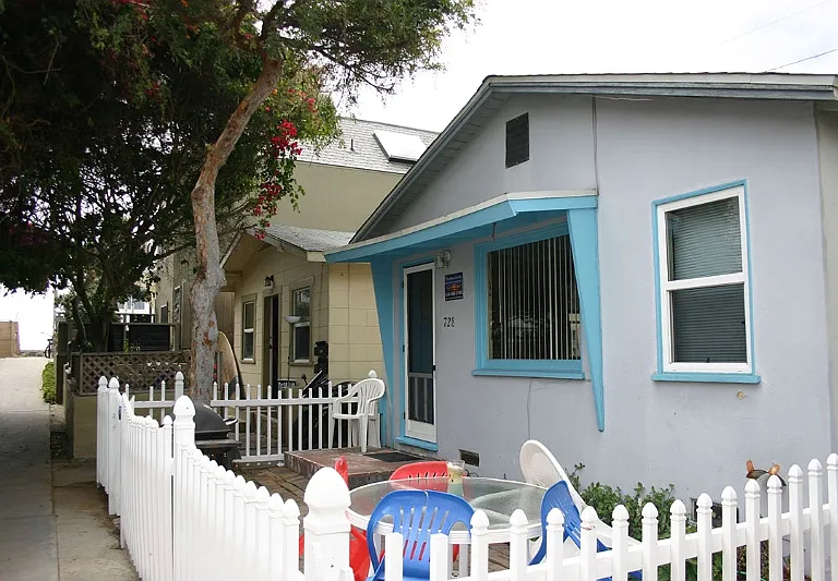728 Venice Ct — Photo 1