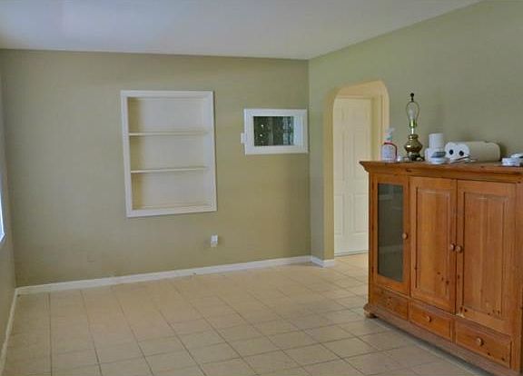 2nd image of 415 Avenue G SE