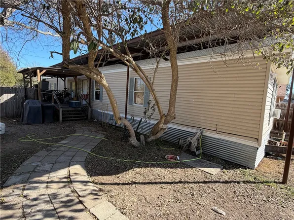 405 E Tullos St, Three Rivers, TX 78071