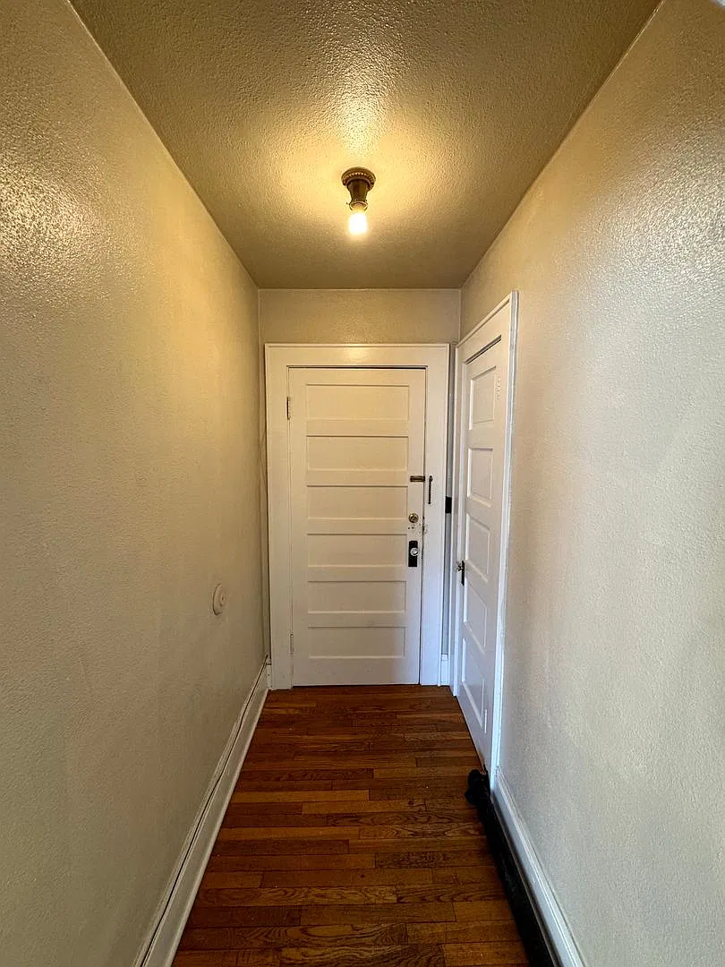 Studio Unit in the Historic Beta House near UofO Campus — Photo 4