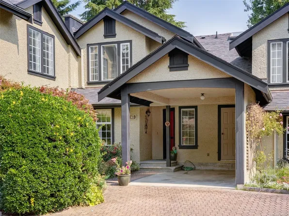 2566 Penrhyn St #10, Saanich, BC V8N 1G1