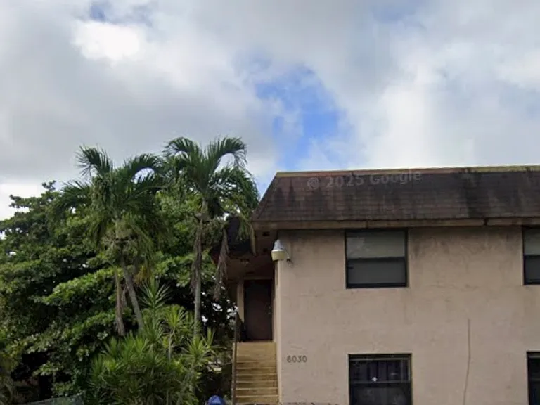 6030 SW 32nd St — Photo 1