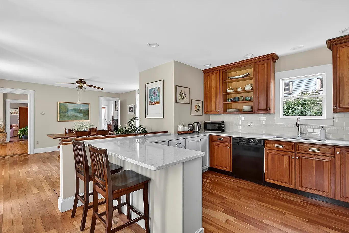 3 bed, 3.5 bath, 2400 sqft, $3,750 — Photo 4