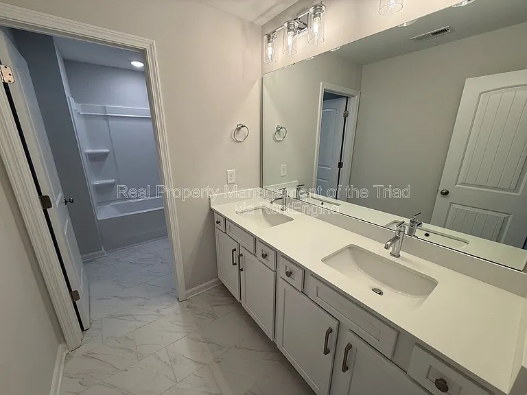 111 Oakdale Forest Ln — Photo 16