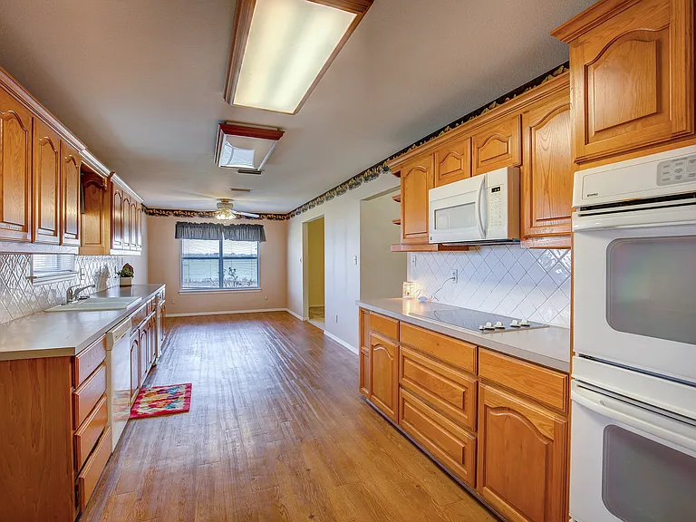 4804 Edgewater Dr — Photo 8