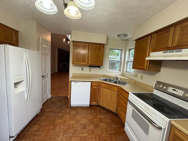 8430 Country Club Pines Dr #0 — Photo 2