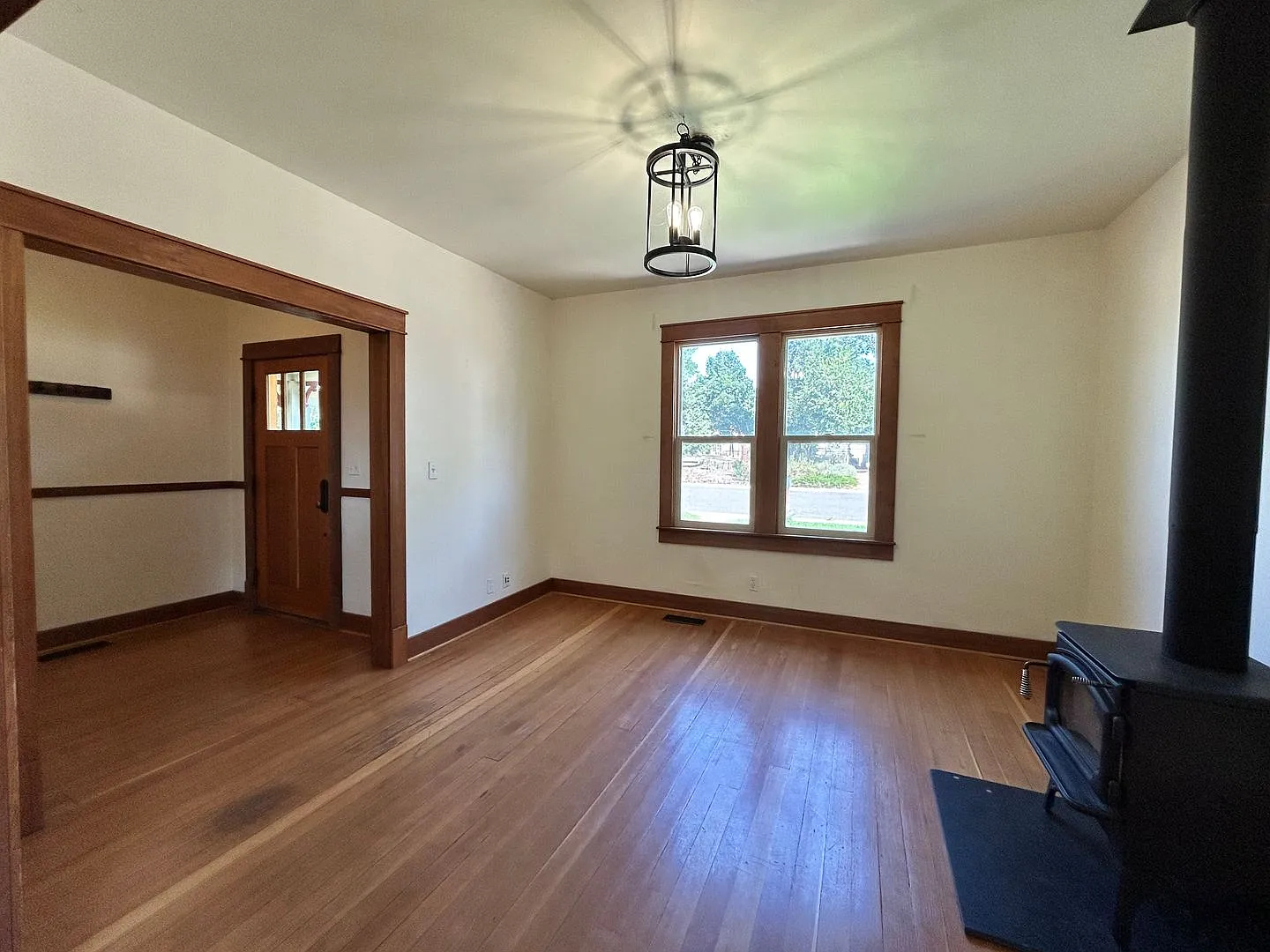 Spacious 3 bedroom home with two separate living spaces — Photo 4