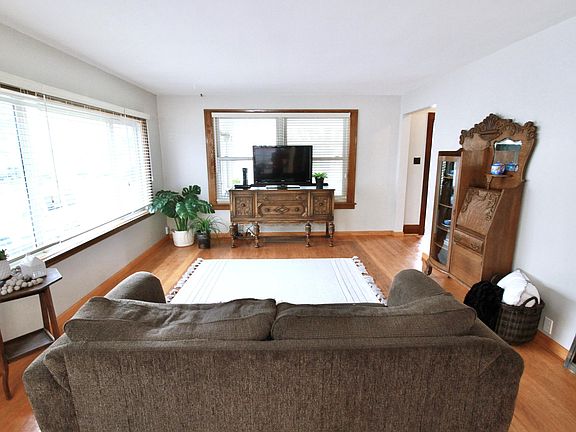 3rd image of 126 E 24th St