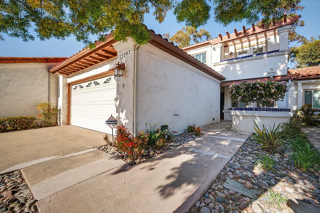 4 bed, 1939 sqft, $5,750 — Photo 2