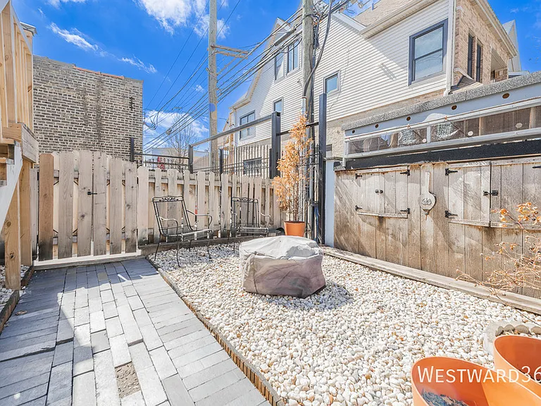 2411 W Belle Plaine Ave #2 — Photo 11